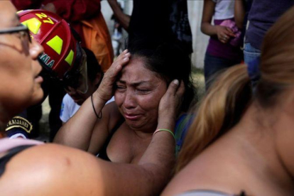 Los familiares de los menores fallecidos esperan ansiosos en el refugio de Virgen de la Asunción.-SAUL MARTINEZ