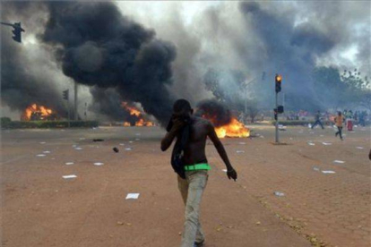 Disturbios en Uagadugu, la capital de Burkina Faso.-Foto: AFP / ISSOUF SANOGO