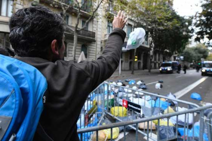 Manifestantes arrojan bolsas de basura cerca de la delegación del Gobierno, en Barcelona.-JORDI COTRINA