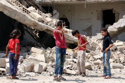 Niños jugando en las calles de la ciudad de Deraa, en el sur de Siria, el pasado 20 de agosto.-ALAA AL-FAQIR