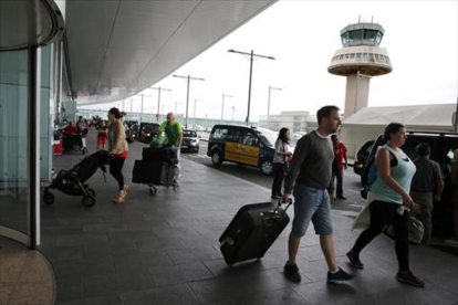 El Prat - Pasajeros del aeropuerto barcelonés, en julio pasado. /-RICARD CUGAT