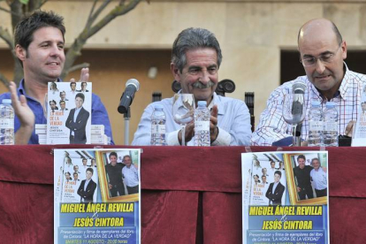 Jesús Cintora, Miguel Ángel Revilla y Jesús Manuel Alonso durante la presentación.-REPORTAJE GRÁFICO: VALENTÍN GUISANDE