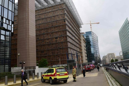 Equipos sanitarios acuden al Edificio Europa de Bruselas.-AFP / EMMANUEL DUNAND
