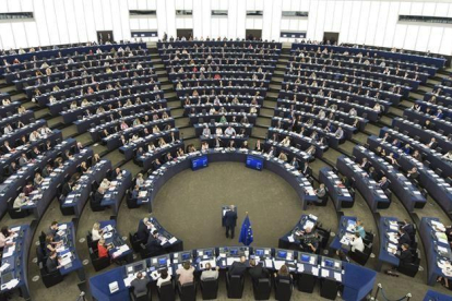El presidente de la Comisión Europea, Jean-Claude Juncker (c), ofrece su discurso anual sobre el estado de la Unión en el Parlamento Europeo.-EFE/Patrick Seeger