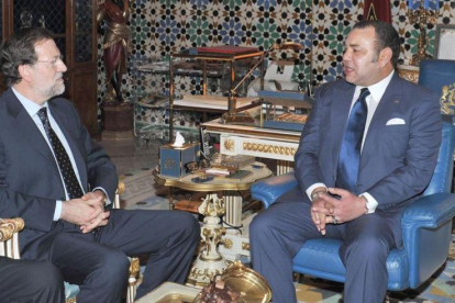Rajoy y Mohamed VI durante el último encuentro que mantuvieron en Marruecos en octubre del 2012.-AP / AZZOUZZ BOUKALLOUCH
