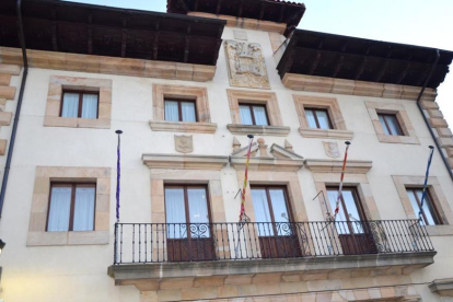 El escudo se encuentra en la fachada de la Casa Consistorial-R.F.