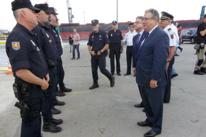 El ministro Juan Ignacio Zoido ha visitado a los agentes de la Policía y la Guardia Civil desplegados en Barcelona-MINISTERIO DEL INTERIOR