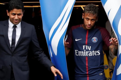 Nasser Al-Khelaifi, presidente catarí del PSG, y Neymar, salen al césped del Parque de los Príncipes.-CHRISTIAN HARTMANN
