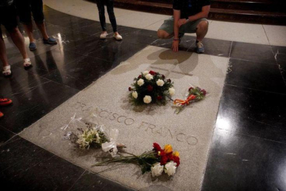 La tumba de Franco en el Valle de los Caídos.-JOSE LUIS ROCA