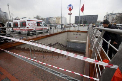 Una estación de metro de Estambul, cerrada por el apagón que ha afectado a Turquía este martes.-Foto: REUTERS / OSMAN ORSAL