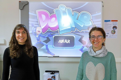 Eva Fernández y Alejandra Martínez en las instalaciones de la Escuela de Ingeniería Informática de Valladolid.-- J. M. LOSTAU