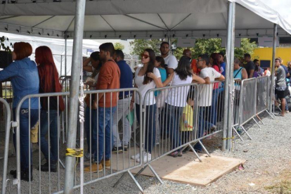 Ciudadanos de Venezuela esperan entrar en Brasil.-GERALDO MAIA (EFE)