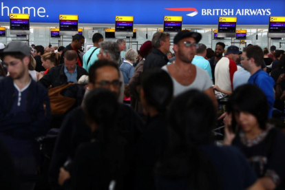 Situación en el área de facturación de equipajes de British Airways en Heathrow.-REUTERS