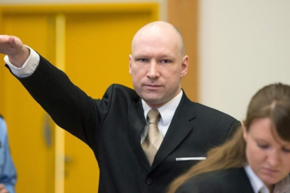 Anders Breivik saluda al estilo nazi a su llegada para una vista judicial, en el sudoeste de Oslo, el 15 de marzo del 2016.-AFP / JONATHAN NACKSTRAND