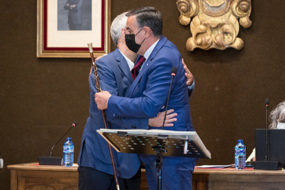 Luis Cuesta abraza a Antonio Pardo en el pleno de la investidura.-GONZALO MONTESEGURO