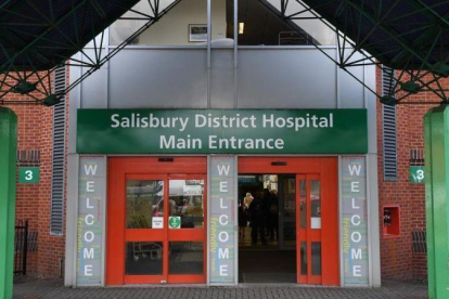 Entrada del hospital del Salisbury donde permanecen ingresadas las dos personas. /-AFP / CHRIS J RATCLIFFE