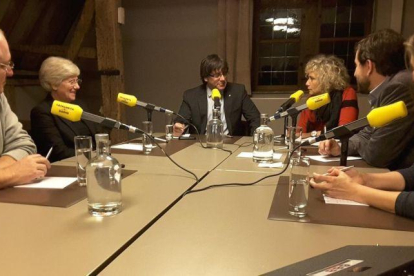 El expresidente Puigdemont y los exconsellers durante la entrevista, en Bruselas, a Catalunya Ràdio.-CATALUNYA RÀDIO