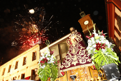 La Bajada de Jesús con los fuegos artificiales al fondo en una foto de archivo MARIO TEJEDOR