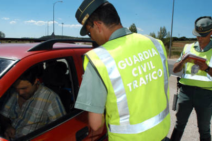 Agentes de la Guardia Civil de Tráfico. VALENTÍN GUISANDE-
