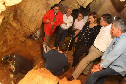 El director general de Patrimonio Cultural, Enrique Saiz, junto a la presidenta de la Diputación, Ángeles Armisén, visita el yacimiento de Cueva de Guantes en Villanueva de Arriba (Palencia).-ICAL