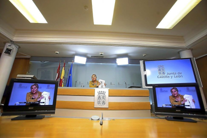 Rosa Valdeón durante la rueda de prensa para informar de los acuerdos del Consejo de Gobierno-ICAL