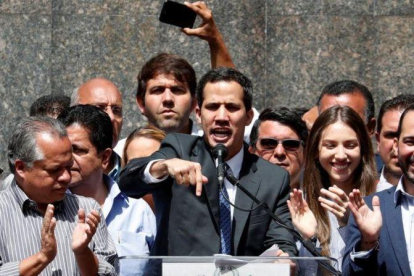 Juan Guaidó se dirige a sus seguidores en Caracas.-REUTERS CARLOS GARCIA RAWLINS