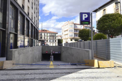 Entrada al parking de MarianoGranados y Espolón desde la plaza Jurados de Cuadrilla, en una imagen de ayer por la tarde. / ÁLVARO MARTÍNEZ-