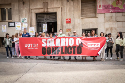 Concentración de UGT y CC OO frente a la sede de la patronal. GONZALO MONTESEGURO