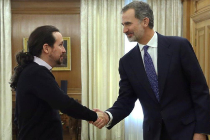 El secretario general de Podemos, Pablo Iglesias, y el rey Felipe VI en la Zarzuela.-