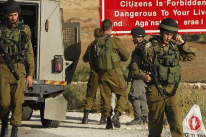 Soldados israelís a la entrada de una localidad palestina de Yatta, de donde salieron los dos atacantes.-AFP HAZEM BADER