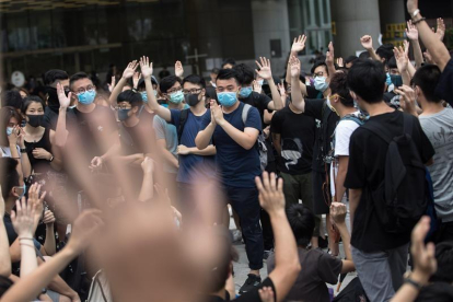 Manifestantes votan ocupar el vestíbulo del edificio en Hong Kong (China) durante una protesta en contra del proyecto de ley de extradición en Hong Kong (China), este lunes.-JEROME FAVRE (EFE)