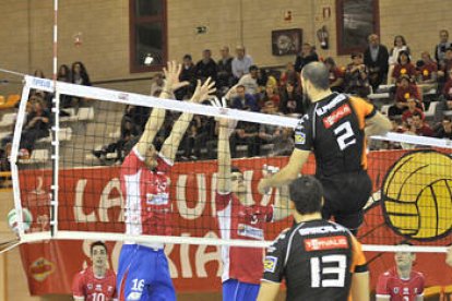 Dos jugadores del CMA intentan bloquear una acción ofensiva de Cai Teruel. / DIEGO MAYOR-