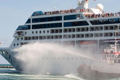 El 'Adonia' deja el puerto de Miami, este domingo, en su viaje inaugural de siete días a Cuba.-EFE / GASTON DE CARDENAS