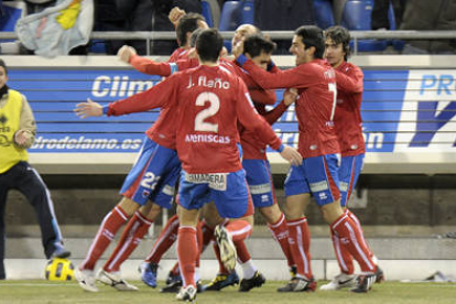 Los jugadores del Numancia celebran el gol de Dimas en el descuento. / ÚRSULA SIERRA-