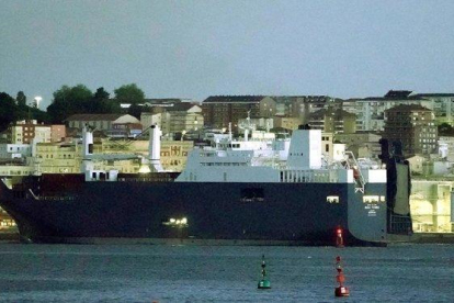 El buque saudí Bahri-Yanbu esta mañana en el puerto de Santander.-REUTERS / VINCENT WEST