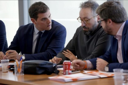 Albert Rivera, Juan Carlos Girauta y Fernando de Páramo, en una reunión de la ejecutiva de Ciudadanos.-JOSE LUIS ROCA