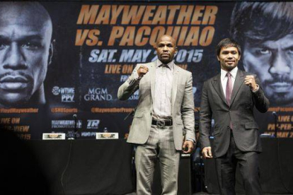 Floyd Mayweather y Manny Pacquiao, en Los Ángeles, durante la presentación del combate que enfrentará a ambos boxeadores el 2 de mayo en Las Vegas.-Foto: AP / ED CRISOSTOMO
