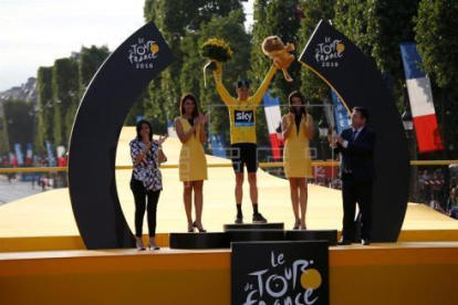 El ciclista británico del equipo Sky, Christopher Froome celebra en el podio su victoria en el Tour de Francia de 2016-EFE
