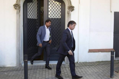 l fiscal anticorrupción Fernando Bermejo (derecha), a la salida de un registro en la casa de Oleguer Pujol, el pasado octubre.-Foto:   TONI GARRIGA / EFE