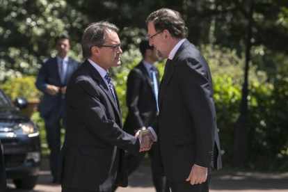 Mariano Rajoy y Artur Mas, en un acto en Barcelona en mayo del 2015.-JOAN CORTADELLAS