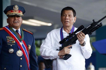 Imagen de archivo del presidente filipino, Rodrigo Duterte, fusil en mano.-BULLIT MARQUEZ (AP)