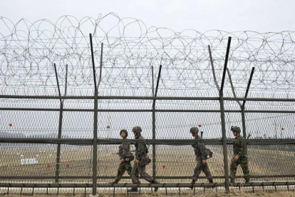 Soldados surcoreanos vigilian la zona militarizada DMZ en la frontera con Corea del Norte.-AFP / JUNG YEON-JE