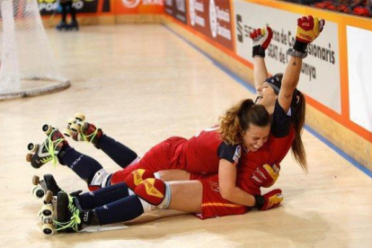 Las jugadores españolas celebran la victoria en la final de los World Roller Games.-TONI ALBIR (EFE)