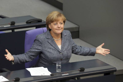 La canciller alemana, Angela Merkel, participa en el debate y votación del tercer rescate a Grecia.-Foto: EFE / W. KUMM