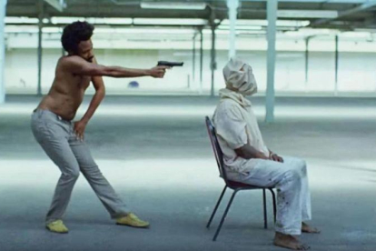 Glover, alias Childish Gambino, en una impactante imagen de su videoclip This is America.-EL PERIÓDICO