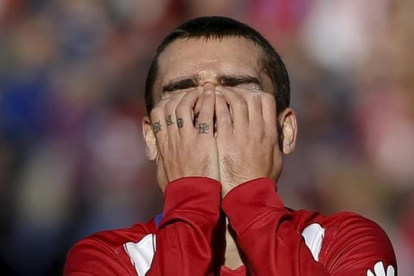 Antoine Griezmann se lamenta de una ocasión perdida en el partido de esta tarde ante el Sevilla en el Calderón.-REUTERS / SERGIO PÉREZ
