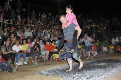 Veintidós pasadores participaron ayer en el ancestral rito de El Paso del Fuego de San Pedro Manrique (Soria), que consiste en atravesar una alfombra de brasas preparada durante las tres horas previas a que comience el acto, que se celebra en el recinto de la Virgen de la Peña, sobre las 00.00 horas del día 24 de junio, festividad de San Juan.