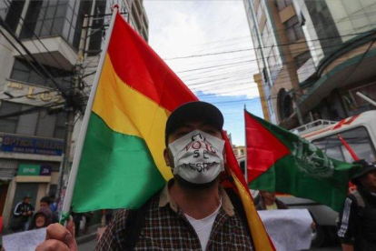 Un hombre protesta en Bolivia por las elecciones presidenciales.-EFE