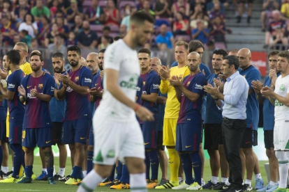 Los jugadores del Barça y Valverde aplauden a los del Chapecoense en el Camp Nou.-JORDI COTRINA