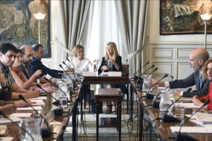 La ministra de Administraciones Territoriales, Meritxell Batet, junto al secretario de Estado de Función Pública, José Antonio Benedicto, en una reunión negociadora en julio pasado.-DAVID CASTRO